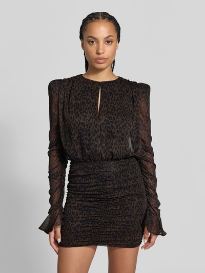 Frauenmodel trägt Minikleid mit Allover-Animal-Print von ROTATE, Slim Fit, Raffungen, Schlüssellochausschnitt, langärmelig, Braun-Schwarz, Ganzkörperansicht von vorne.