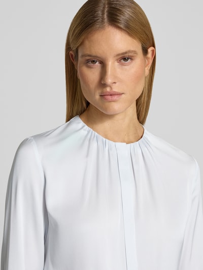Modelka kobieca ma na sobie Regular Fit Langarmbluse aus Seiden-Mix Modell 'BANORAH' od BOSS, jasnoniebieska, gładka, delikatna tekstura, z falbankowym kołnierzem i zakrytym zapięciem, przód, zbliżenie na górną część ciała