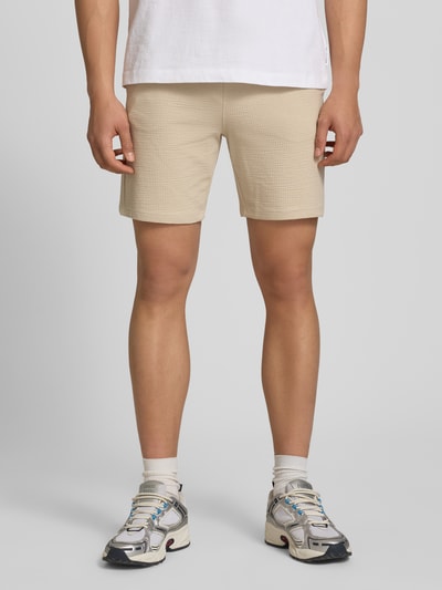 Männermodel trägt Loose Fit Sweatshorts aus Bio-Baumwoll-Mix Modell 'KIAN' von Only & Sons, Optik: Unifarben, Materialverarbeitung: Piqué, Ganzkörperansicht von vorne.