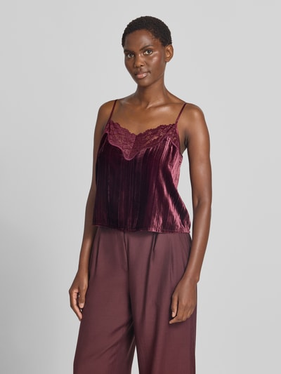 Frauenmodel trägt Blusentop mit verstellbaren Spaghettiträgern von Jake*s Casual in dunklem Rot mit glänzender Textur, Ganzkörperansicht von vorne.