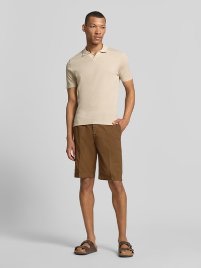 Männermodel trägt Hose mit Gesäßtaschen von MARKUP in Braun, reine Baumwolle, Regular Fit, Vorderansicht, Ganzkörperansicht von vorne.