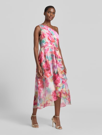Frauenmodel trägt Cocktailkleid im One-Shoulder-Look von Adrianna Papell aus Chiffon mit Allover-Look und Volants, Midikleid, Ganzkörperansicht von vorne, Rückenlänge bei Größe 36: 100 cm, Brustweite bei Größe 36: 42 cm.