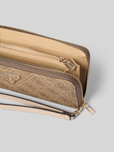 Produktfoto, Portemonnaie mit diversen Einsteckfächern Modell 'LAUREL' von Guess in Beige mit Label-Detail und Reißverschlüssen, strukturierte Oberfläche
