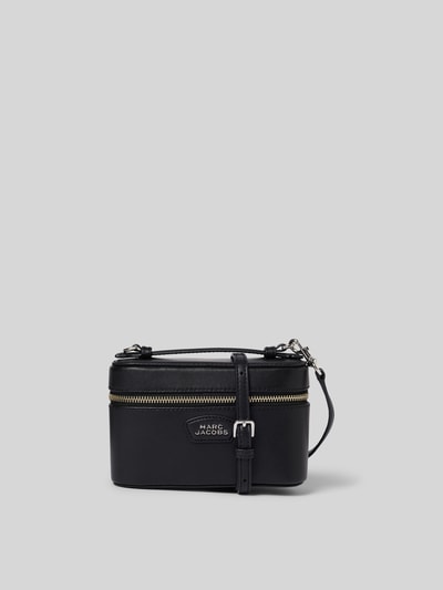 Produktfoto, schwarze Kosmetiktasche mit Logo-Detail, Zierschnalle, Zweiwege-Reißverschluss von Marc Jacobs, rechteckige Form, matte Oberfläche, Hauptfach mit Reißverschluss, abnehmbare Tragehenkel, Maße 18 cm Breite, 12 cm Länge, 7 cm Tiefe