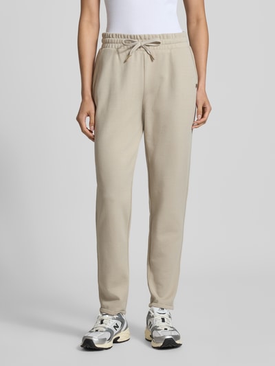Vrouwenmodel draagt Regular Fit Sweathose uit katoenmix van JOOP! in beige met trekkoord, effen structuur, dames, volledige lichaamsvoorzijde