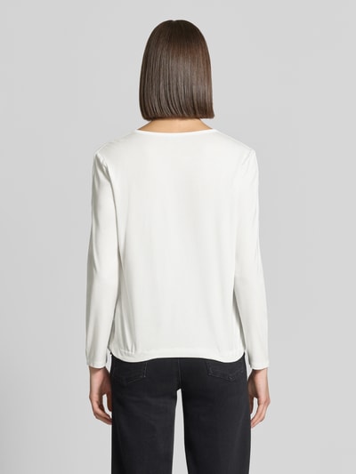 Frauenmodel trägt Regular Fit Bluse mit Brusttaschen von monari in Weiß, Ziersteinbesatz, langärmlig, glatte Textur, Ganzkörperansicht Rückansicht.