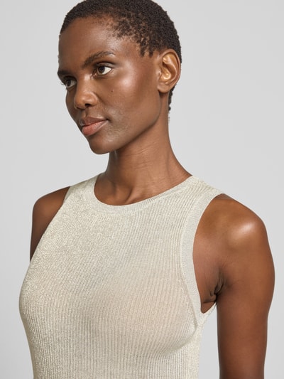 Frauenmodel trägt Stricktop aus Viskose-Mix Modell 'Silvi' von Gestuz, Beige mit Rundhalsausschnitt, Slim Fit, Nahaufnahme Oberkörper.