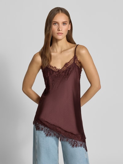 Frauenmodel trägt Regular Fit Blusentop mit Spitzenbesatz Modell 'INDONA' von ONLY in Dunkelrot, fließende Textur, Ganzkörperansicht von vorne, Damen Blusentop von ONLY
