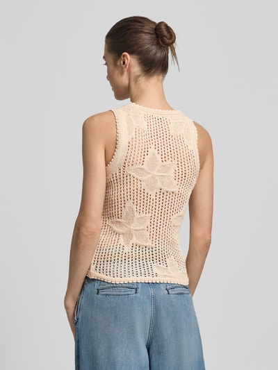 Kobiece model nosi kamizelkę dzianinową z bawełny Marella model 'LASTICE', krój slim fit, dekolt w serek, listwa guzikowa, długość tyłu w rozmiarze S 56 cm, widok całej sylwetki z tyłu.