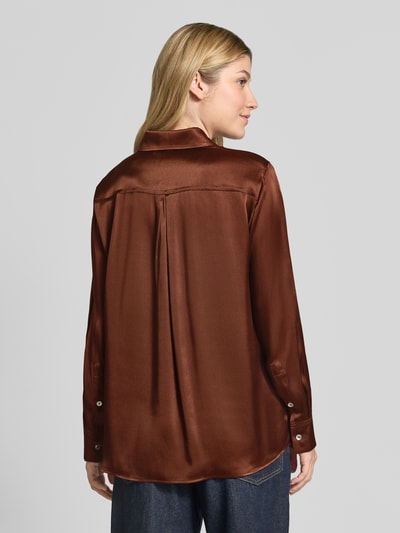 Vrouwenmodel draagt Satinbluse met Seiden-Anteil Model 'ALFIO' van Marella in bruin, glanzende gladde textuur, Acetaatmix met zijdemix, los model, knoopsluiting, met lange mouwen, manchet met één knoop, ruglengte maat 36: 68 cm, mouwlengte maat 36: 59 cm, volledig zicht op de rug,