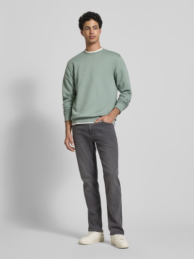 Männermodel trägt Regular Fit Sweatshirt aus Baumwoll-Mix Modell 'CERES' von Only & Sons, unifarben, Rundhals, Sweat-Material, Ganzkörperansicht von vorne.