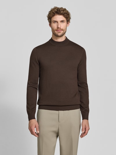 Männermodel trägt Regular Fit Pullover aus reiner Schurwolle Modell 'Davide' von JOOP! COLLECTION in Braun, Ganzkörperansicht von vorne.
