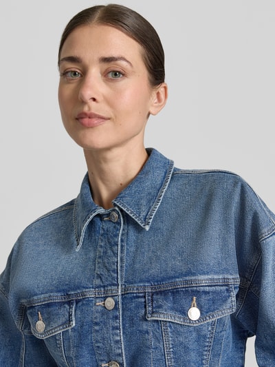 Frauenmodel trägt Jeansjacke mit Brusttaschen und Knopfleiste von Zero, Baumwoll-Mix mit Stretch-Anteil, Nahaufnahme Oberkörper.