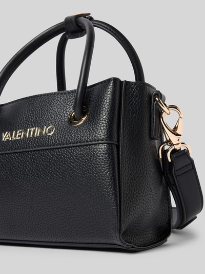 Produktfoto, Handtasche mit Label-Detail Modell 'ALEXIA' von VALENTINO BAGS, schwarze strukturierte Oberfläche, goldene Metall-Details, Hauptfach mit Reißverschluss, Tragehenkel, abnehmbarer Schulterriemen, Maße 21 cm Breite, 15 cm Länge, 10 cm Tiefe, 123 cm Schulterriemen-Länge