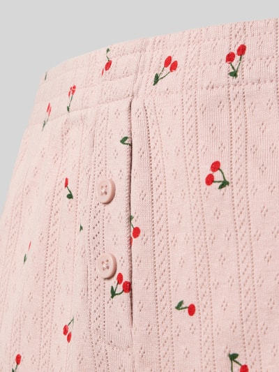 Frauenmodel trägt Pyjama-Shorts im Allover-Look von Jake*s Casual aus reiner Baumwolle mit elastischem Bund und Knöpfen, Detailaufnahme.