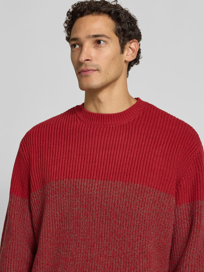 Männermodel trägt Strickpullover mit Rundhalsausschnitt von Armani Exchange, Baumwoll-Mix, Grobstrick, Regular Fit, Nahaufnahme Oberkörper.
