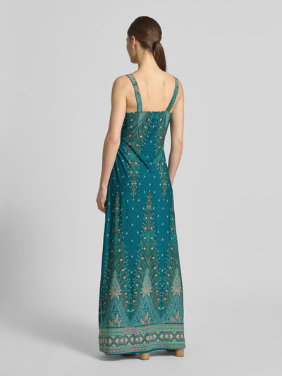 Vrouwenmodel draagt Regular Fit Maxikleid mit Allover-Paisley-Print van Apricot in blauwgroen met paisleypatroon, getailleerd, mouwloos, V-hals, elastische materiaalmix, plooien-look, volledige lichaamsweergave achteraan.