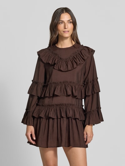 Frauenmodel trägt Minikleid aus Viskose-Mix Modell 'RIMONE' von YAS in Braun, A-Linie, Volants, Rundhalsausschnitt, Nahaufnahme Oberkörper.