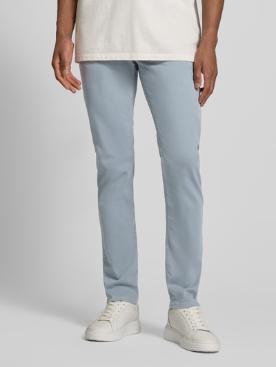 Männermodel trägt Hose mit Eingrifftaschen Modell 'Arne Pipe' von MAC aus Baumwoll-Mix mit Stretch-Anteil, Slim-Fit, hellblau, Ganzkörperansicht von vorne.