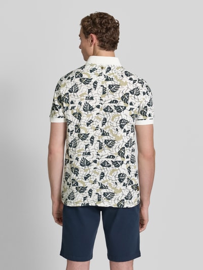Männermodel trägt Slim Fit Poloshirt im Allover-Look von PME Legend, Baumwoll-Elasthan-Mix, Knopfleiste, Label-Stitching, Rückenlänge 72 cm, Ganzkörperansicht Rückansicht.