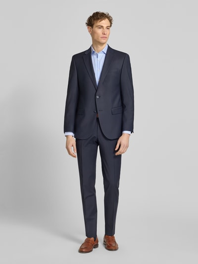 Männermodel trägt Slim Fit Business-Hemd mit Kentkragen van Jake*s van puur katoen, slim fit, kentkraag, knoopsluiting, ruglengte 78 cm, schouderbreedte 48 cm, mouwlengte 65 cm, geheel in het lichtblauw met fijne textuur, gladde structuur, geheellichaamsvooraanzicht.
