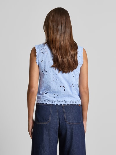 Frauenmodel trägt Relaxed Fit Blusentop aus reiner Bio-Baumwolle Modell 'EMILY' von Vero Moda, hellblau mit Lochstickerei, Ganzkörperansicht Rückansicht.