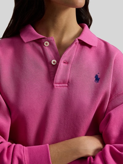 Frauenmodel trägt Regular Fit Sweatshirt aus Baumwoll-Mix von Polo Ralph Lauren, unifarben pink, Logo-Stitching, Nahaufnahme Oberkörper