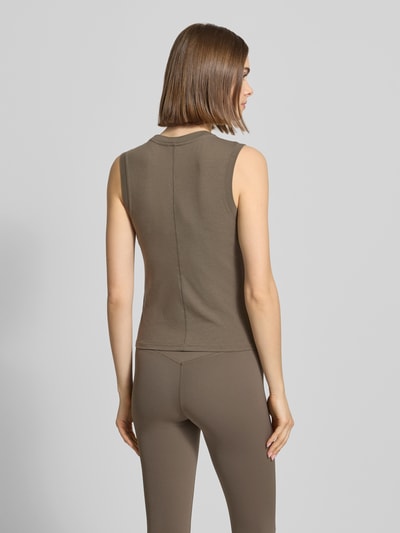Frauenmodel trägt Slim Fit Top aus Lyocell-Baumwoll-Mix Modell 'Lenox' von P.E Nation in Braun mit Rundhalsausschnitt, Ganzkörperansicht Rückansicht.