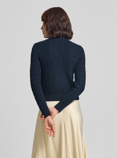 Frauenmodel trägt Regular Fit Strickjacke aus reiner Baumwolle Modell 'RALHAN' von Lauren Ralph Lauren in Dunkelblau, Rückansicht, Damen Strickjacke.