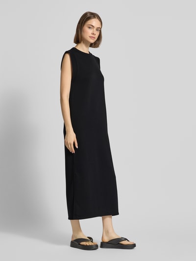 Modelka kobieca nosi Regular Fit Sweatkleid aus Baumwoll-Mix Modell 'CHILLI SUMMER' od Pieces, jednokolorowy maxi, okrągły dekolt, bez rękawów, rozcięcia po bokach, materiał sweat, perspektywa: widok całej sylwetki z przodu.