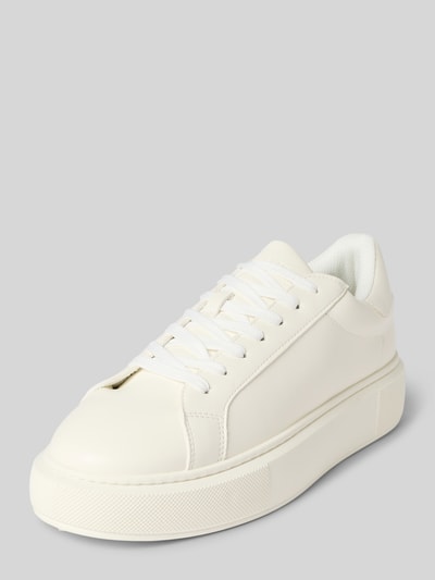 Produktfoto, weißer Sneaker mit Label-Detail Modell 'ASPIRE' von Jack & Jones, abgerundete Form, strukturierte Sohle, Schnürverschluss, Herrenmodell