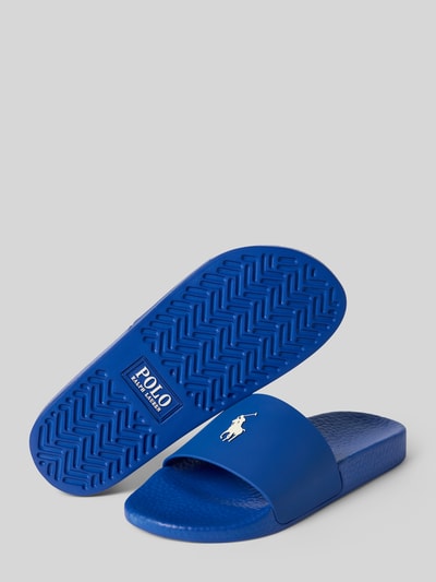 Produktfoto, Badeschuhe mit Logo-Applikation von Polo Ralph Lauren, Optik: Unifarben, Schuhspitze: Abgerundet, Absatzform: Flach, Applikation: Logo-Applikation, Verschluss: Schlupf/offen, Sohle: Leicht profiliert, leuchtendes Blau, strukturierte Textur
