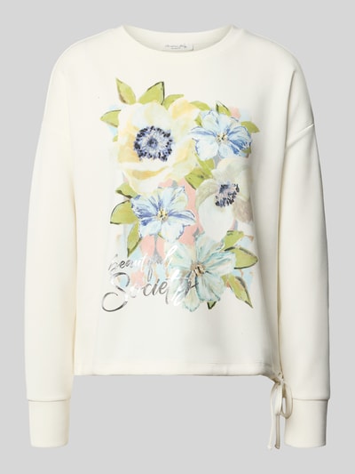 Vrouwenmodel draagt Sweatshirt mit Tunnelzug van Christian Berg Woman met bloemenprint, materiaalmix met modal, recht model, ronde hals, tunnelkoord, detailopname voorkant.