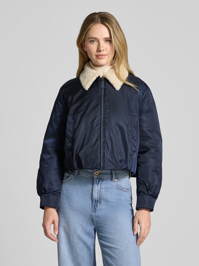 Vrouwenmodel draagt Bomberjacke mit Entendaunen-Füllung und Eingrifftaschen van Luisa Cerano in donkerblauw, rechte fit, omgeslagen kraag met teddy, zij-insteekzakken, rits, bovenlichaam close-up.