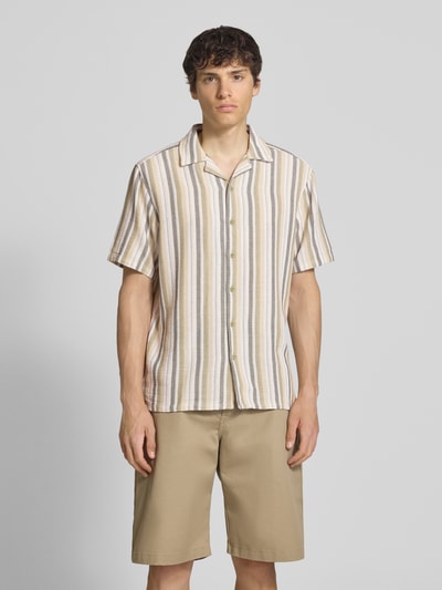 Männermodel trägt Regular Fit Freizeithemd aus Baumwoll-Mix Modell 'TREV LIFE' von Only & Sons, Optik:Allover-Muster, Ganzkörperansicht von vorne.