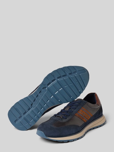 Produktfoto, Sneaker aus Leder Modell 'Timon' von bugatti in Blau und Braun mit abgerundeter Spitze und markanter Profilsohle, seitliche Label-Details, strukturierte Oberfläche, Schnürung, Herren Sneaker, Absatzhöhe 3 cm, Schafthöhe 8 cm, Schaftweite 10 cm.