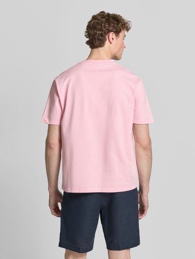 Männermodel trägt Oversized T-Shirt mit Rundhalsausschnitt von Lindbergh in Rosa, reine Baumwolle, Rückenansicht, Ganzkörperansicht Rückansicht.