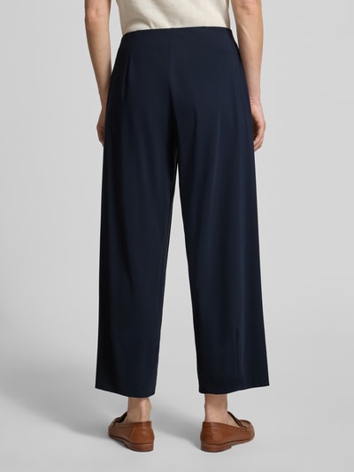 Männermodel trägt Relaxed Fit Schlupfhose Modell 'SALLY' von Raffaello Rossi, dżersej high-tech, elastyczny pas, szerokość w rozmiarze 36: 39 cm, długość wewnętrzna nogawki 68 cm, ciemnogranatowy kolor, gładka struktura, spodnie o luźnym kroju, całkowity widok z tyłu