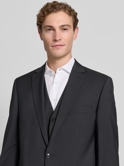 Männermodel trägt Slim Fit 2-Knopf-Sakko mit Pattentaschen Modell 'Tobias' von Carl Gross aus Reine Schurwolle, Nahaufnahme Oberkörper. Rückenlänge bei Größe 50: 76 cm, Schulterbreite: 43 cm, Ärmellänge: 65 cm.
