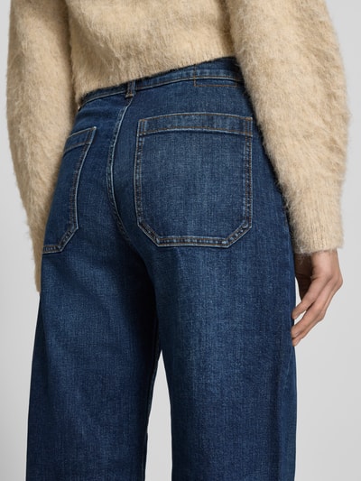 Vrouwenmodel draagt Wide Fit Jeans met opgestikte zakken Model 'Gwendolin' van Christian Berg Woman uit katoenmix, detailopname rug.