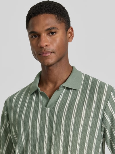Männermodel trägt Regular Fit Poloshirt mit V-Ausschnitt Modell 'HARRY' von Jack & Jones Premium, Baumwoll-Mix mit Viskose-Anteil, Allover-Look, Nahaufnahme Oberkörper.