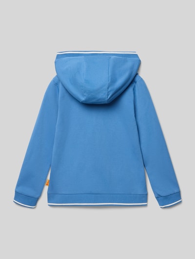 Produktfoto, Sweatjacke mit Kapuze und Motiv-Stitching von Steiff, mieszanka bawełny z dodatkiem streczu, prosty krój, kaptur, zamek błyskawiczny, wyhaftowany motyw, detal z logo, gładka niebieska powierzchnia, białe wykończenia
