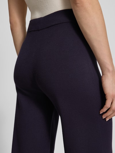 Frauenmodel trägt Lounge-Hose mit Längsnähten und elastischem Bund von comma, dunkles Viskose-Mix, Relaxed Fit, Nahaufnahme Rückansicht.