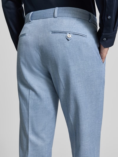 Mannenmodel draagt Straight Fit stoffen broek met bandplooien model 'Sparta' van Zuitable, materiaalmix met katoen, achterzak, detailopname achterkant.