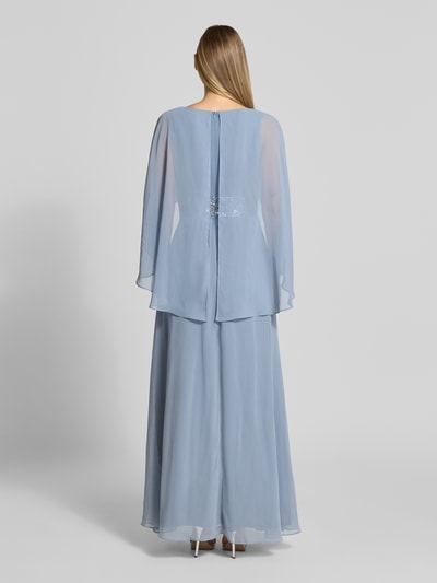 Modelka nosi 'Abendkleid mit Taillenband' od Swing, sukienka wieczorowa linia a, długa sukienka z etolą, tasiemka w talii z cekinowym obszyciem, dekolt w serek, zamek błyskawiczny z tyłu, długość tyłu w rozmiarze 36: 146 cm, szerokość w rozmiarze 36: 42 cm, całość w jasnoniebieskim kolorze, widok całej sylwetki od tyłu.