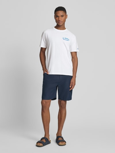 Männermodel trägt weißes Herren T-Shirt mit Label-Prints Modell 'PORTLAND' von MC2 Saint Barth aus Reine Baumwolle, Regular-Fit, Ganzkörperansicht von vorne.