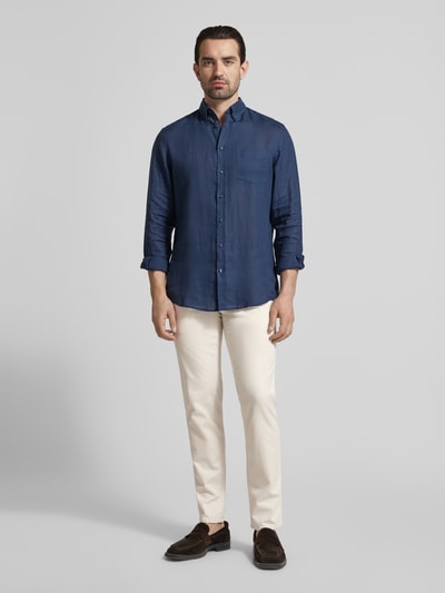 Mannelijk model draagt Slim Fit stoffen broek met achterzakken Model 'Fabio' van BRAX in katoenmix, steekzakken, muntzakje, knoop- en ritssluiting, bandwijdte 44 cm, binnenbeenlengte 81 cm, geheel van voren.
