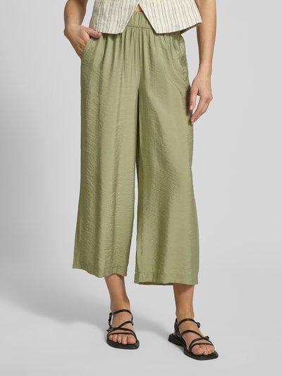 Kobiece modelka nosi Loose Fit Culotte aus Viskose-Mix od s.Oliver RED LABEL, zielony, popelina, elastyczny pas, kieszenie, unicolor, widok całej sylwetki z przodu.