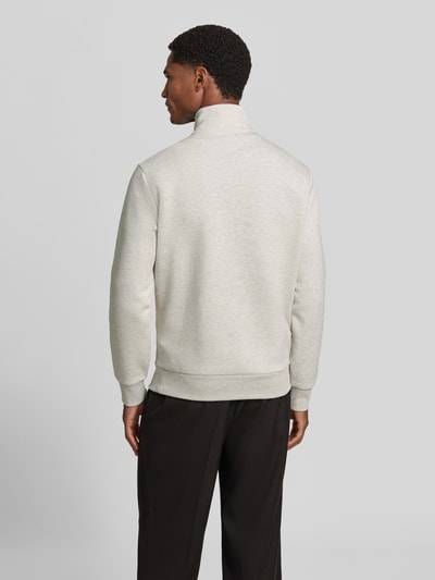 Männermodel trägt Regular Fit Troyer aus Baumwoll-Mix von Polo Ralph Lauren in Hellgrau, Ganzkörperansicht Rückansicht. Herren Troyer