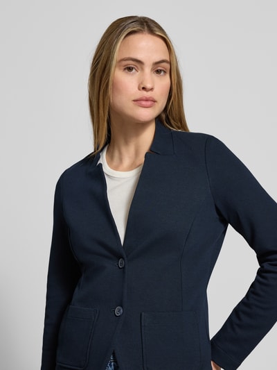 Frauenmodel trägt Blazer mit Knopfleiste von TOM TAILOR in Unifarben, Baumwoll-Mix mit Stretch-Anteil, Nahaufnahme Oberkörper.